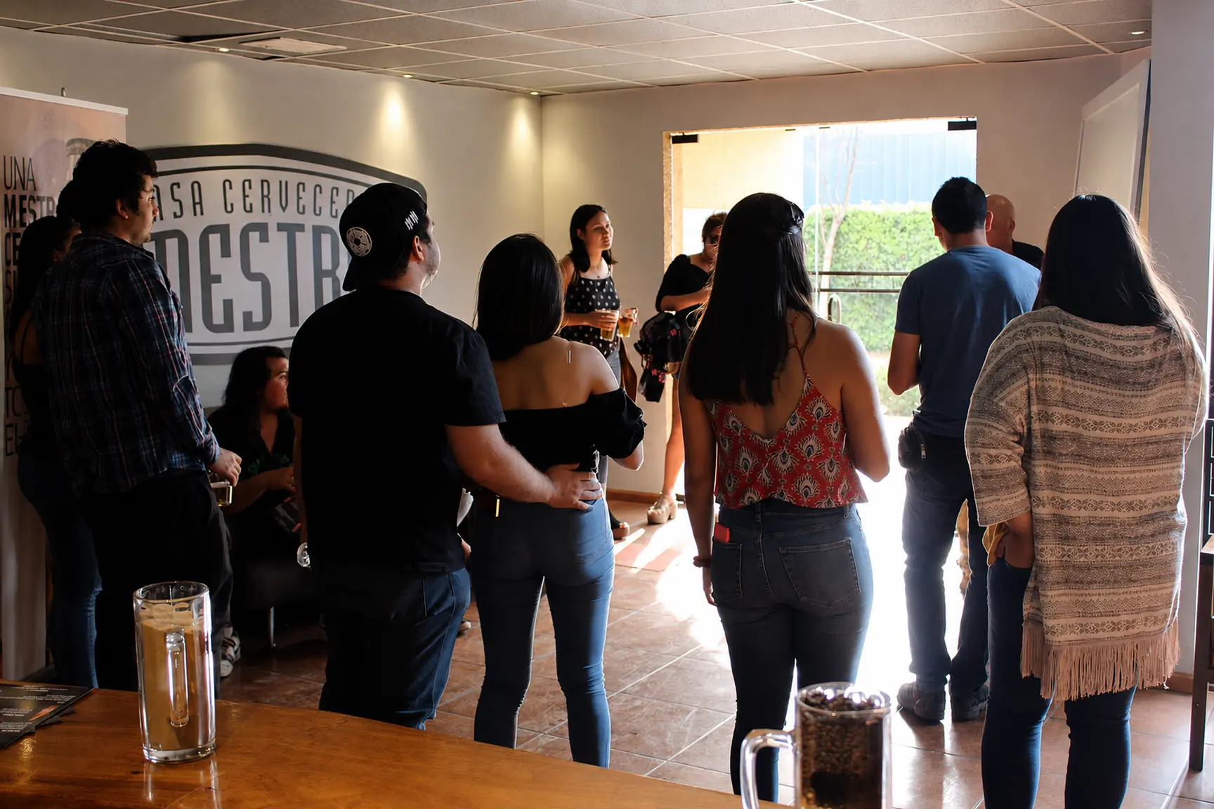 Bartender atendiendo a los visitantes en la barra del bar de la planta