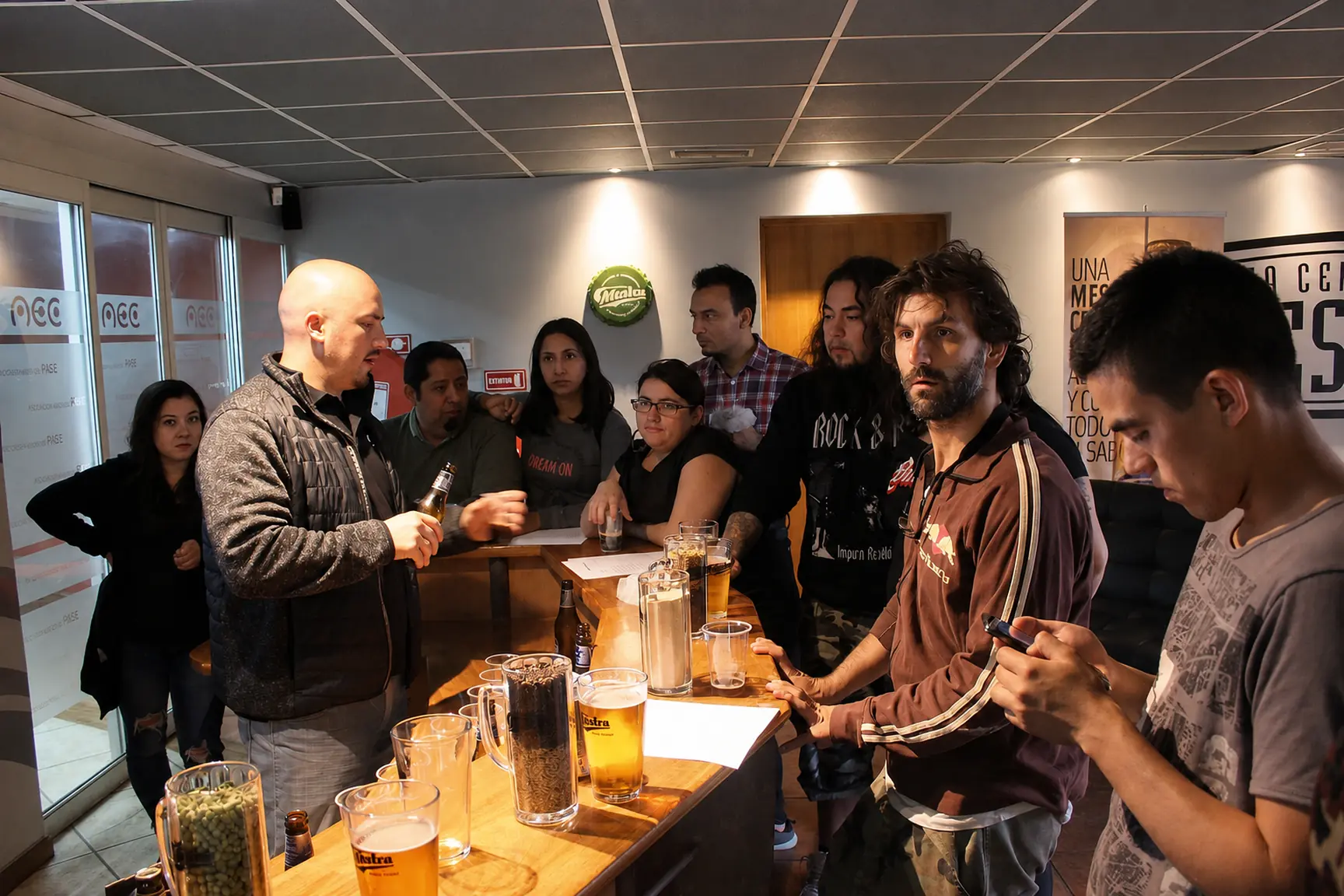 Bar de la planta funcionando como punto de encuentro y venta