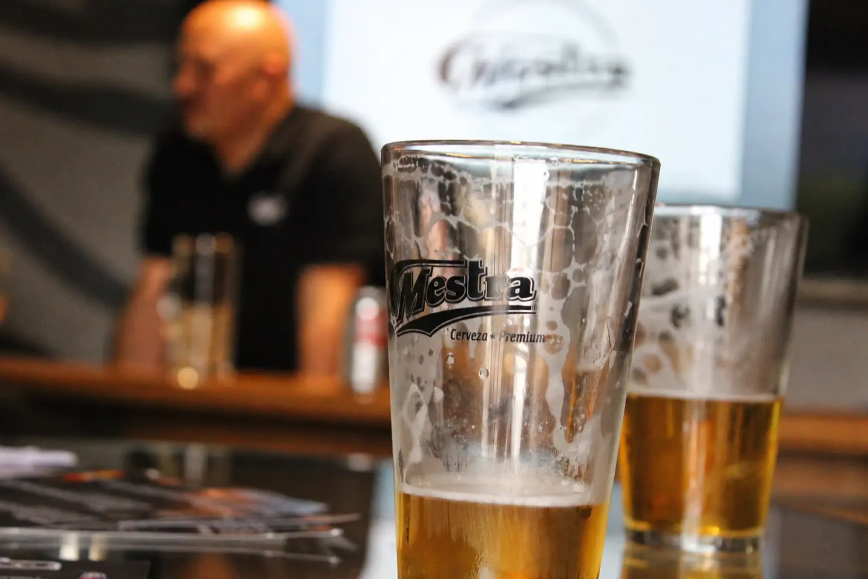 Primer plano de un vaso de cerveza Mestra servido en la barra